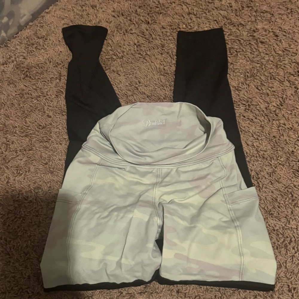 Black and Light Green Leggings Bombshell Sportswear xs - Picture 3 of 3